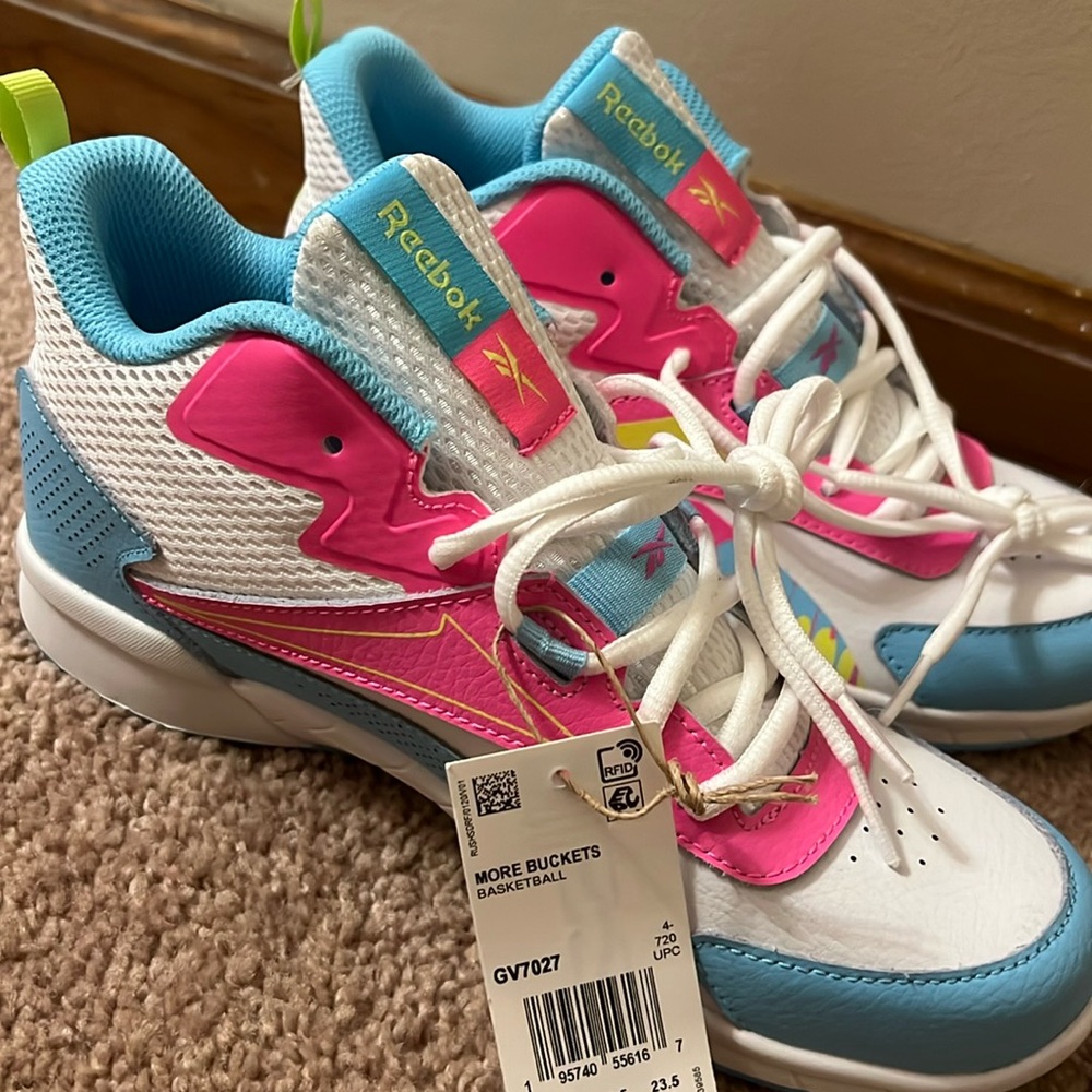 NWT Reebok shoes size 5US